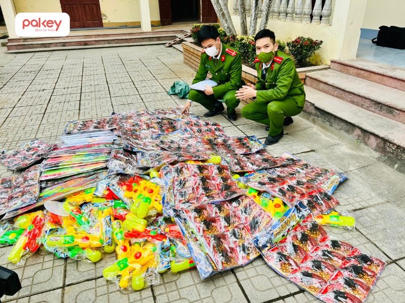 Đồ chơi nguy hiểm là các loại đồ chơi có thể trực tiếp gây tổn thương hoặc tiềm ẩn nguy cơ gây mất an toàn đối với sức khỏe, thân thể của chính người sử dụng hoặc mọi người xung quanh