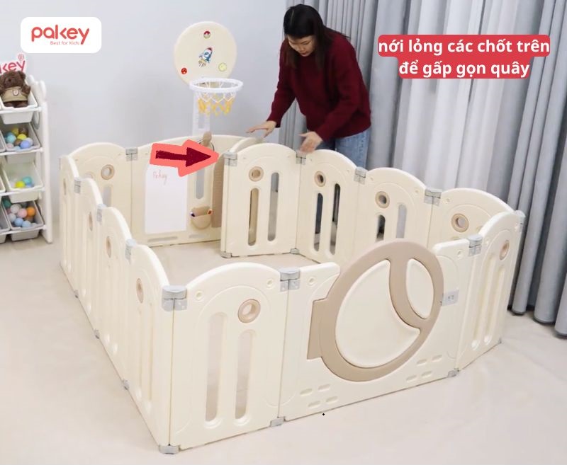 Gấp gọn quây bằng cách nới lỏng chốt trên