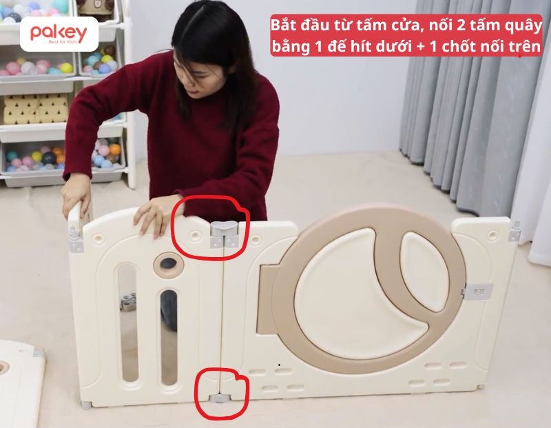 Bắt đầu từ tấm cửa, lắp 2 tấm quây liền nhau bằng 1 đế hít dưới và 1 chốt nối trên