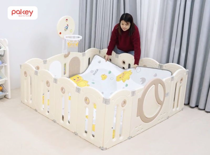 Đặt thảm vào quây, ba mẹ có thể thêm bóng và đồ chơi tùy thích cho bé