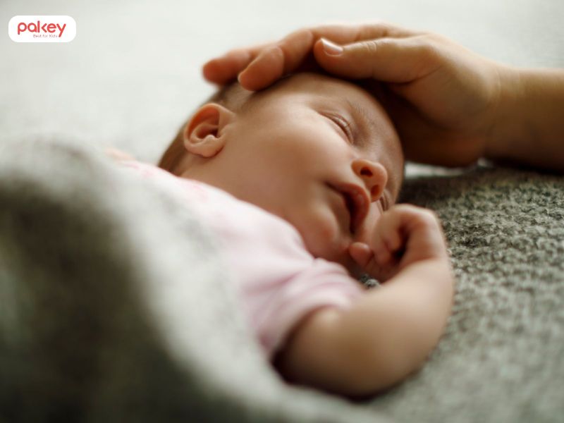 Tại sao trẻ sơ sinh khó ngủ vào ban đêm? 