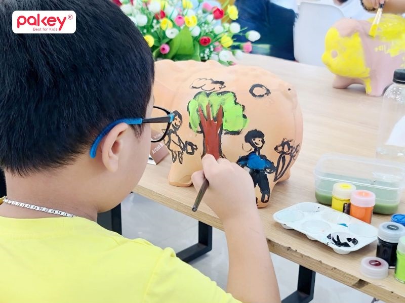 Vẽ heo đất cũng là một hoạt động nghệ thuật thu nhỏ, rất thiết thức nếu ba mẹ có định hướng phát triển năng khiếu hội họa cho con trẻ