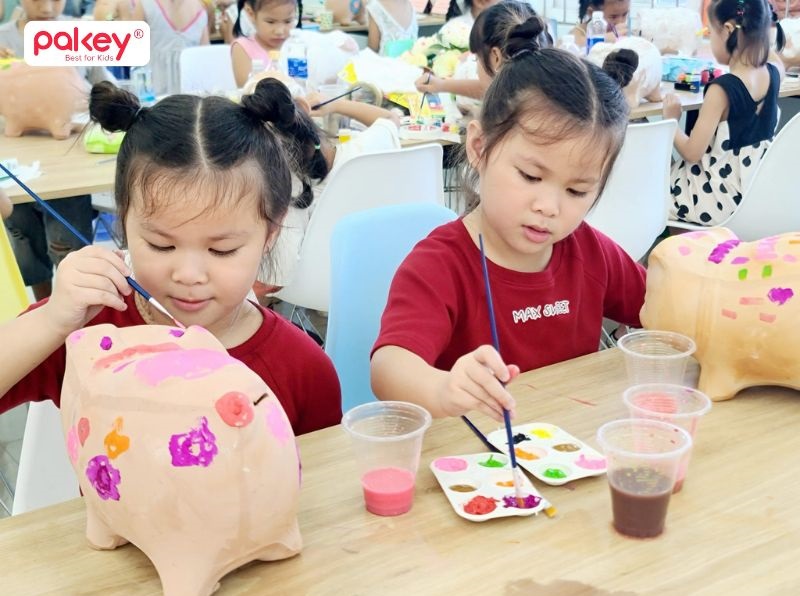 Bé được vận động tay, phối hợp tay - mắt, tập trung và hoàn thành một hoạt động thủ công cụ thể