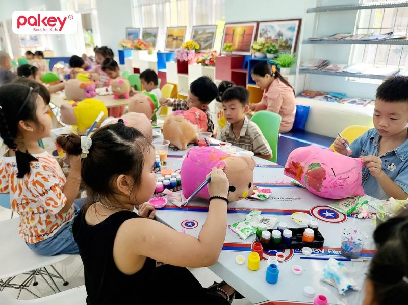 Chuẩn bị heo đất trơn, màu sơn , cọ vẽ cho bé