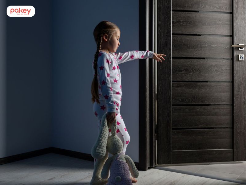 Trẻ bị mộng du: Nguyên nhân, triệu chứng và cách xử lí