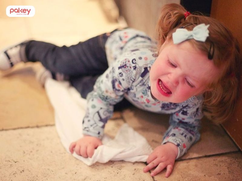 Trẻ bị ngã cầu thang có nguy hiểm không? Dấu hiệu cần chú ý 7 Trẻ bị ngã cầu thang có nguy hiểm không? Dấu hiệu cần chú ý