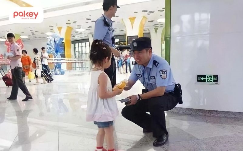 Dạy trẻ cách nhờ sự giúp đỡ của "người lạ an toàn"