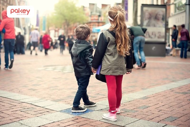 8 lưu ý giúp đảm bảo an toàn cho trẻ khi ra ngoài