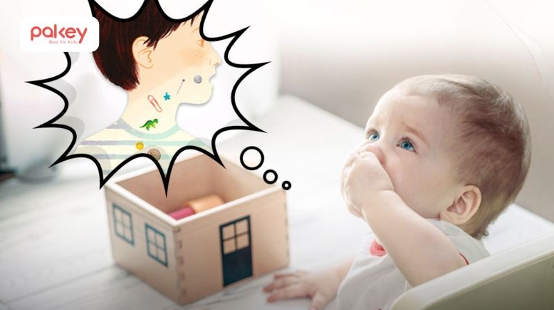 Phụ huynh cần rèn luyện thói quen kiểm tra sàn nhà và các góc khuất thường xuyên để đảm bảo không có vật nhỏ nào rơi vãi