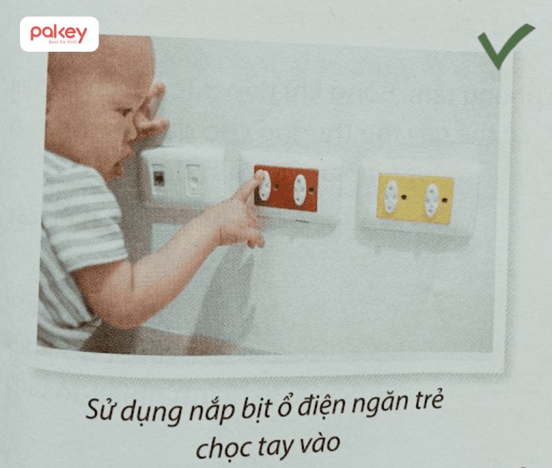 Hãy bịt kín tất cả các ổ cắm điện bằng nút bịt ổ điện chuyên dụng hoặc lắp đặt loại ổ cắm có màng che bảo vệ