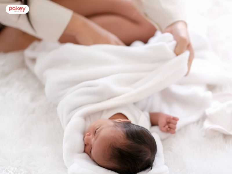 Hướng dẫn ba mẹ 2 cách quấn trẻ sơ sinh khi ngủ an toàn