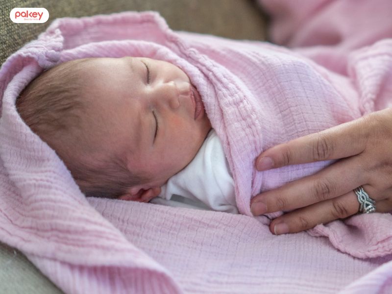 Hướng dẫn ba mẹ 2 cách quấn trẻ sơ sinh khi ngủ an toàn