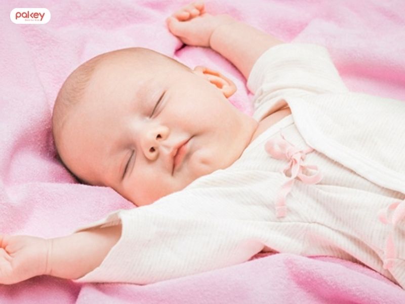 Có nên cho trẻ sơ sinh ngủ gác chân không?