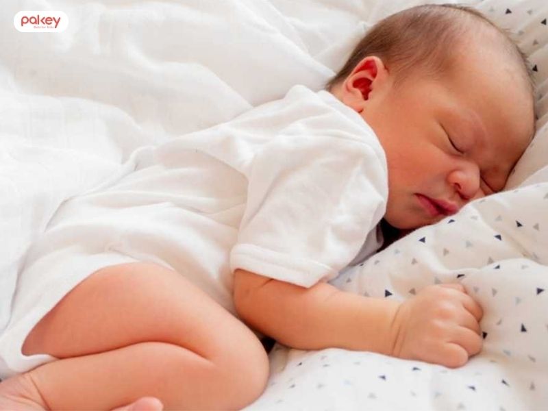 Có nên cho trẻ sơ sinh ngủ gác chân không?