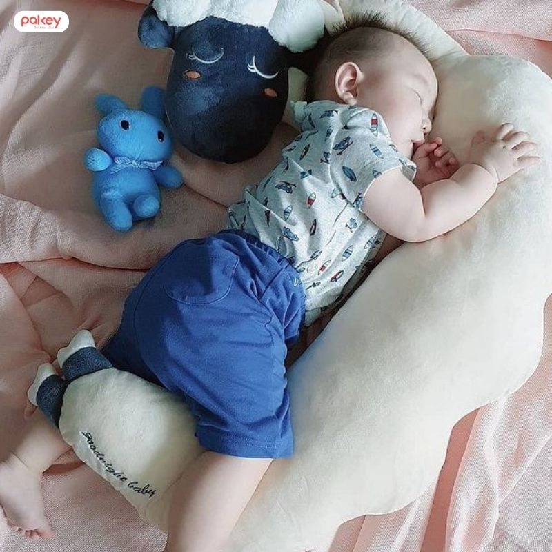 Có nên cho trẻ sơ sinh ngủ gác chân không?