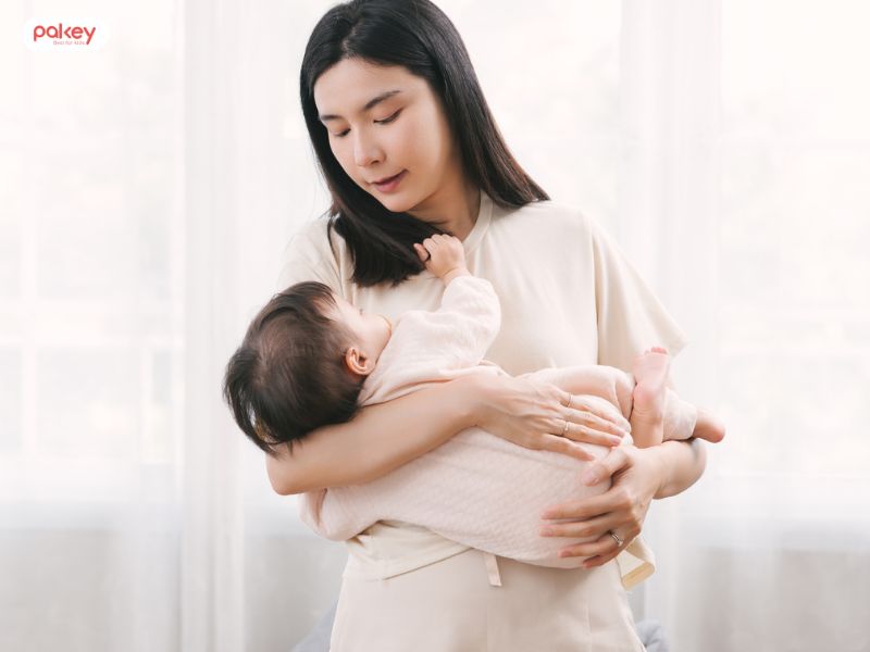 [Gải đáp từ chuyên gia] Có nên bế trẻ sơ sinh ngủ không?