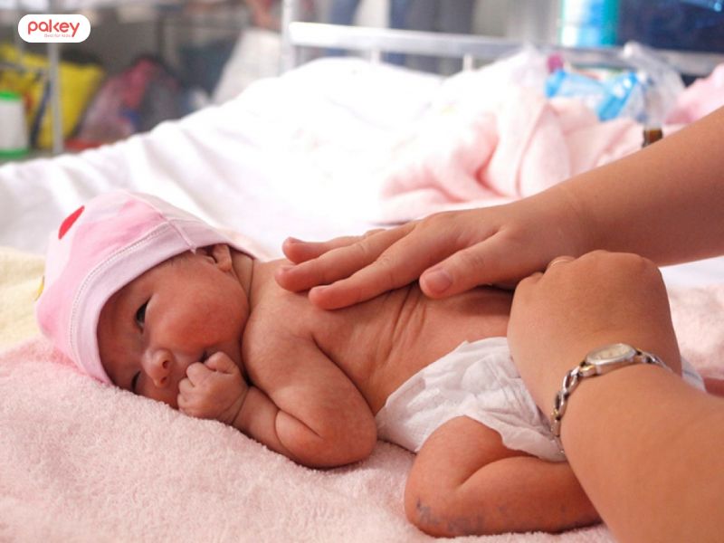 [Gải đáp từ chuyên gia] Có nên bế trẻ sơ sinh ngủ không?