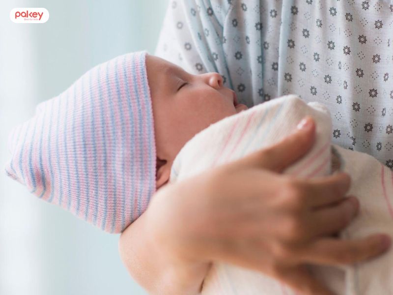 [Gải đáp từ chuyên gia] Có nên bế trẻ sơ sinh ngủ không?