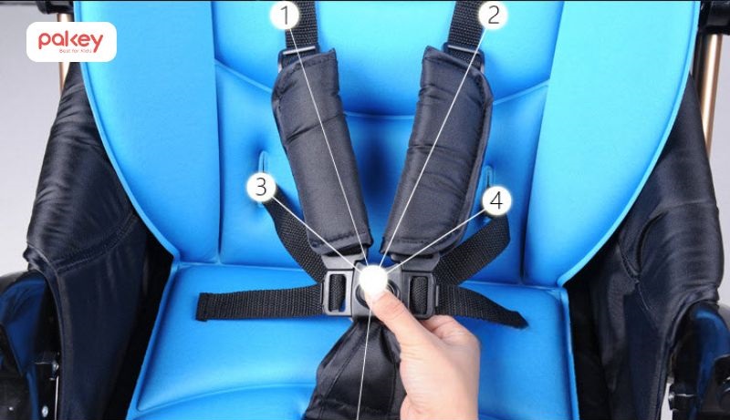 Đai an toàn 5 điểm cho bé bao gồm 2 dây vai, 2 dây hông và 1 dây giữa 2 chân