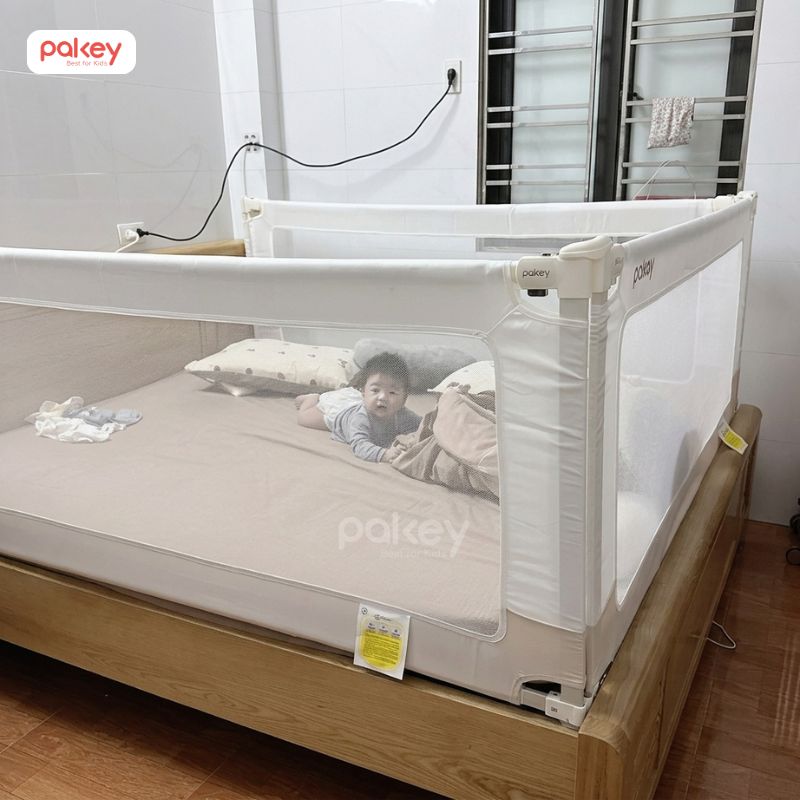 Thanh chắn giường là phụ kiện bảo vệ bé trên giường khi bắt đầu biết lẫy