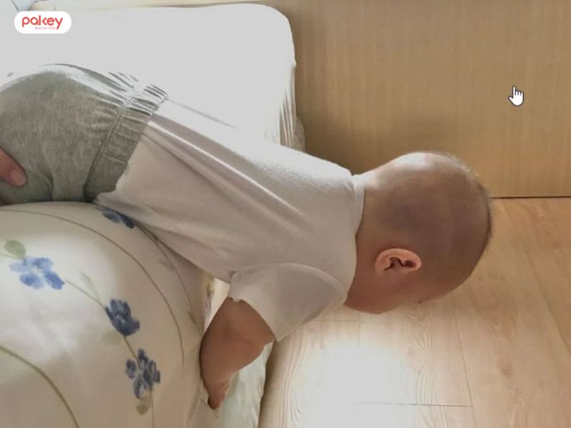 Trẻ em ngã từ trên giường xuống đất và 6 cách phòng tránh