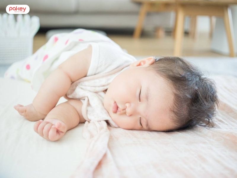 Trẻ hay lăn lộn khi ngủ nguyên nhân do đâu?