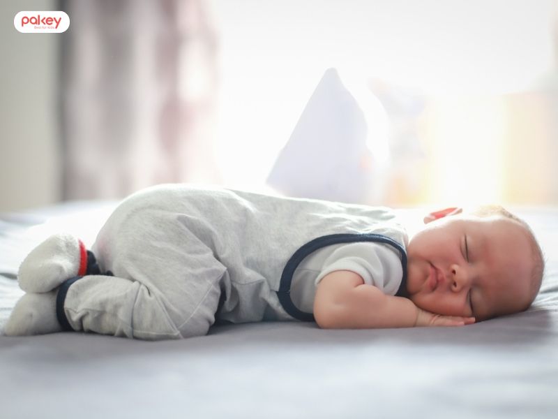 Trẻ ngủ nằm sấp có thể thiếu vi chất như canxi, magie hoặc vitamin D