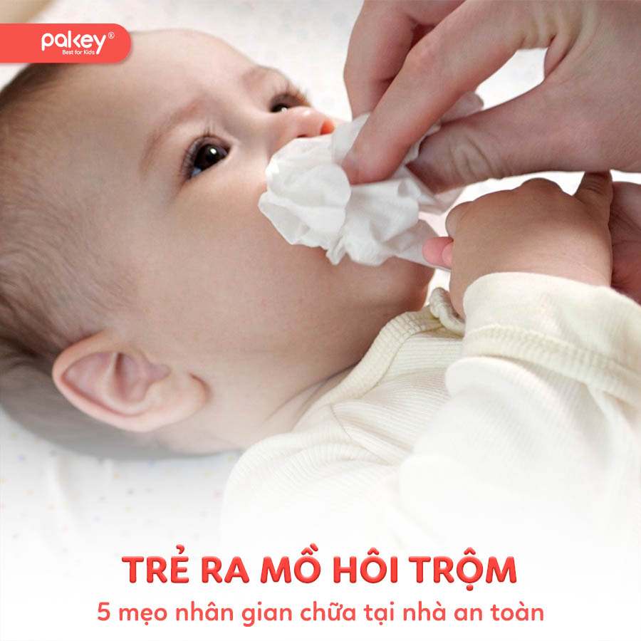 Cho trẻ uống nước diếp Mặc dù rau diếp cá có vị chua và mùi tanh đặc trưng hơi khó uống, nhưng lại có tính mát, mang đến hiệu quả tiêu sưng, tiêu viêm, trị mụn nhọt, thanh nhiệt giải độc và khắc phục mồ hôi trộm cực kỳ tốt. Rửa sạch 50g lá rau diếp cá cùng với 100g đậu xanh. Cho cả hai vào nồi đun trên lửa nhỏ trong khoảng 30 phút, mẹ có thể nêm thêm một ít đường phèn để làm dịu mùi tanh và tạo vị ngọt cho bé dễ uống. Lọc lấy nước và cho bé uống đều đặn mỗi buổi sáng để đạt được hiệu quả giảm mồ hôi tối ưu