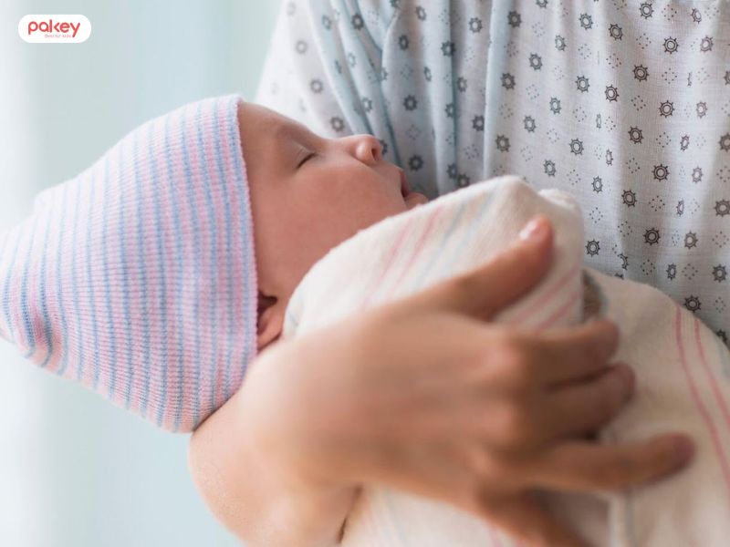 Trẻ sơ sinh quấy khóc không chịu ngủ nên làm gì?