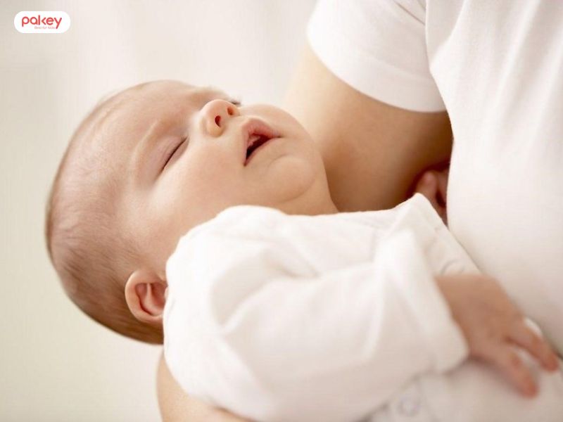 Trẻ thở mạnh khi ngủ có sao không và khi nào cần đi khám