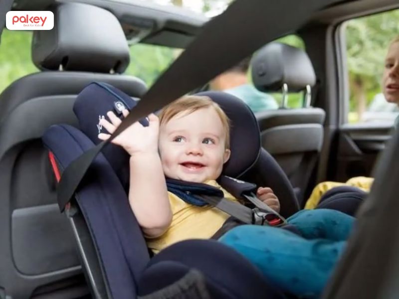 Ghế gồi ô tô giúp cố định cơ thể trẻ đúng tư thế, hạn chế chấn thương khi xe phanh gấp