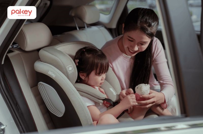 Ghế ngồi ô tô cho bé quay về phía trước