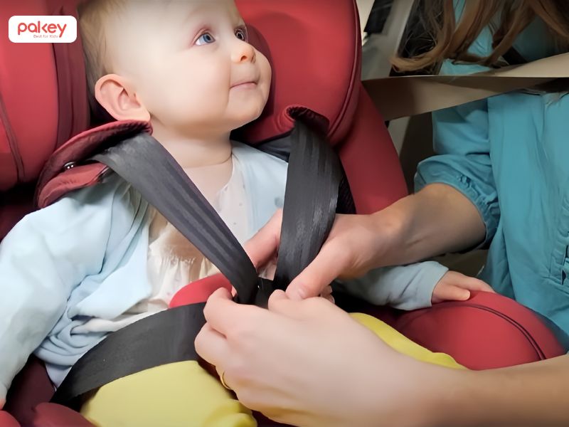 Điều chỉnh dây đai ghế ô tô vừa với cơ thể của trẻ