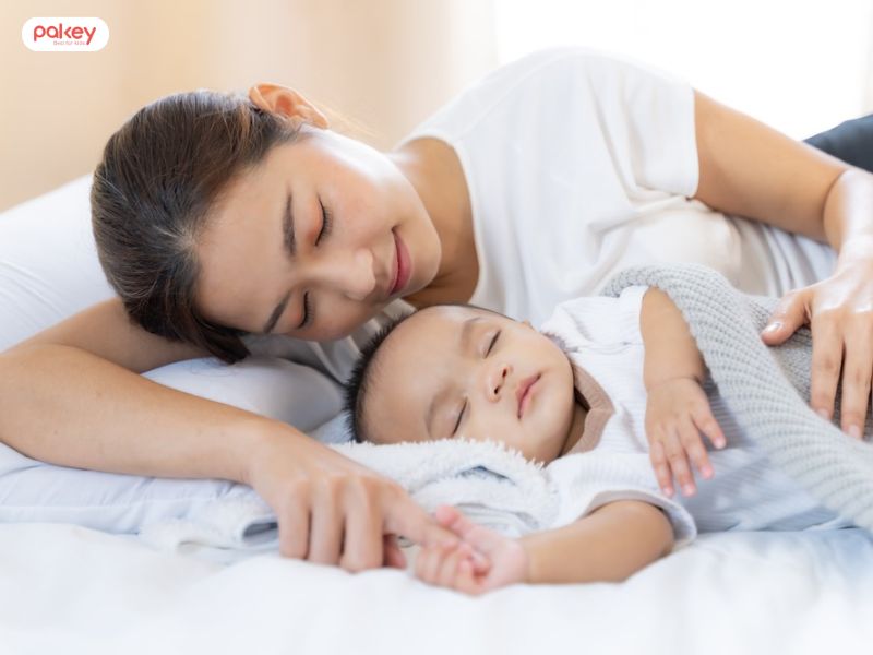 Trẻ 1 tuổi ngủ hay giật mình khóc thét có nguy hiểm không? 8 Kiểm tra và thay tã trước khi ngủ