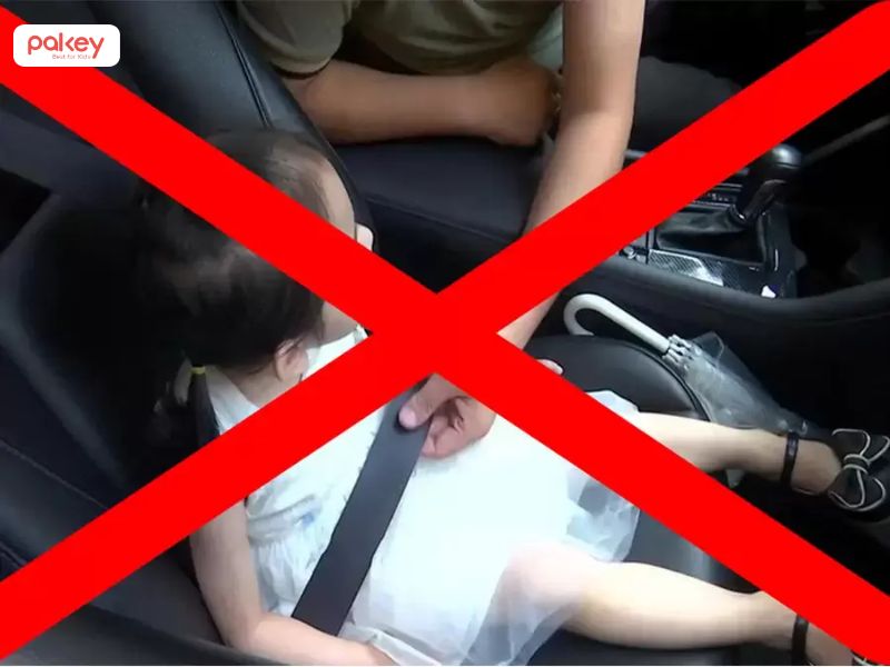 Tuyệt đối không được ngồi ghế trước ô tô