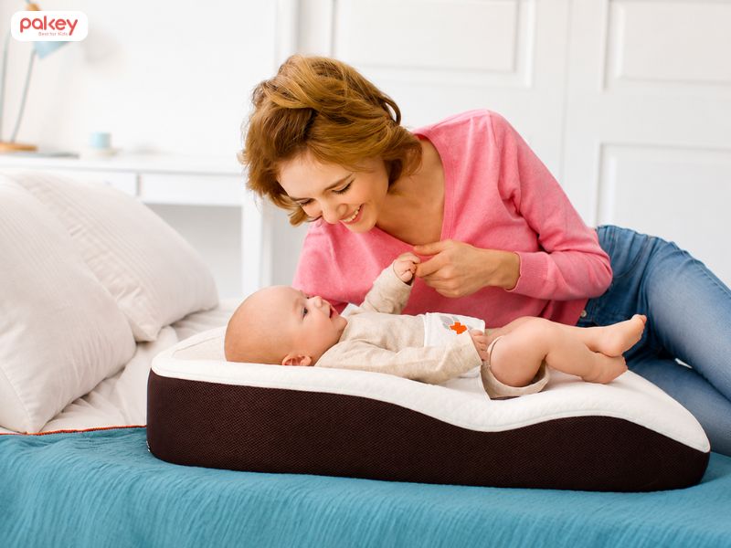 Hướng dẫn chi tiết cách nằm gối chống trào ngược cho trẻ sơ sinh