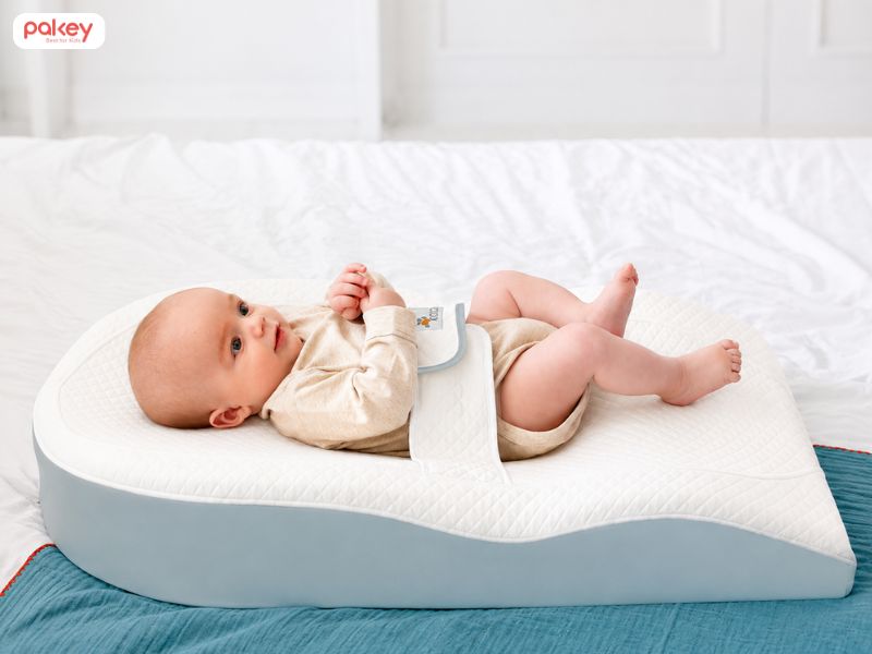Hướng dẫn chi tiết cách nằm gối chống trào ngược cho trẻ sơ sinh