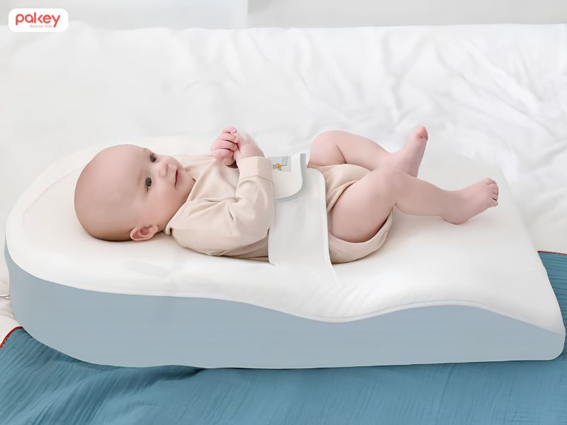 [Giải đáp] Nằm gối chống trào ngược có cần vỗ ợ hơi cho bé?