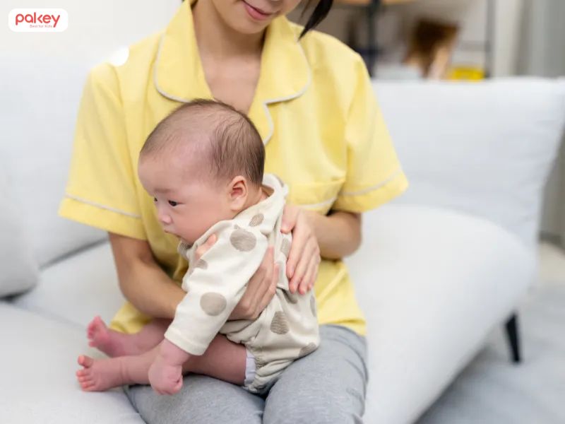 [Giải đáp] Nằm gối chống trào ngược có cần vỗ ợ hơi cho bé?