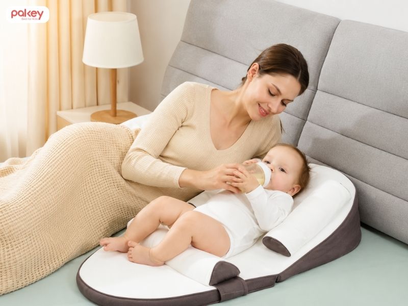 [Giải đáp] Nằm gối chống trào ngược có cần vỗ ợ hơi cho bé?
