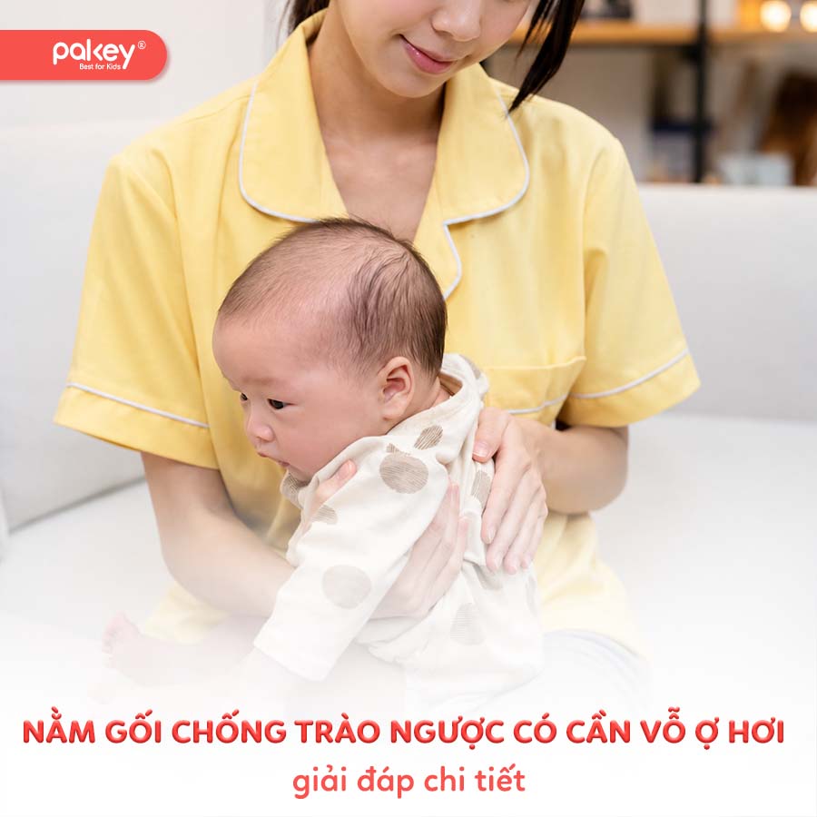 [Giải đáp] Nằm gối chống trào ngược có cần vỗ ợ hơi cho bé?
