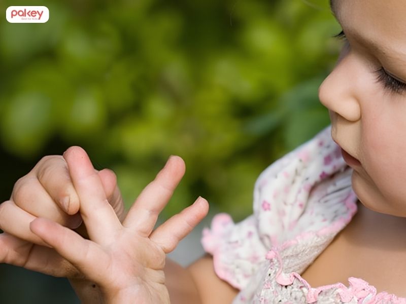 Hướng dẫn các bước sơ cứu khi trẻ bị kẹp tay vào cửa tại nhà 6 Hướng dẫn các bước sơ cứu khi trẻ bị kẹp tay vào cửa tại nhà