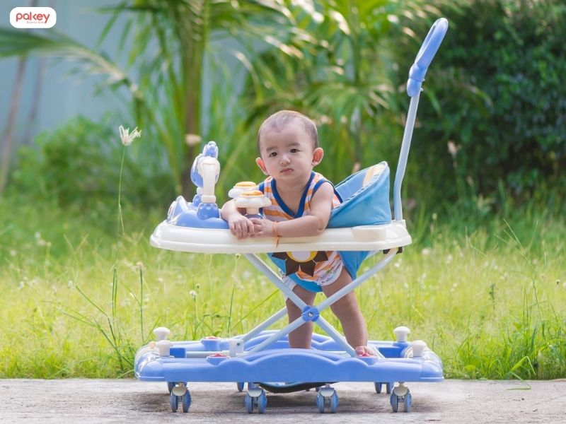 [Tư vấn từ chuyên gia] Có nên cho bé ngồi xe tập đi sớm không?