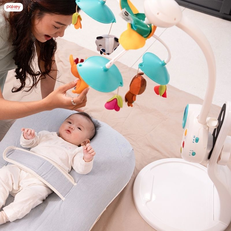 [Giải đáp] Có nên mua đồ chơi treo nôi cho trẻ sơ sinh không?