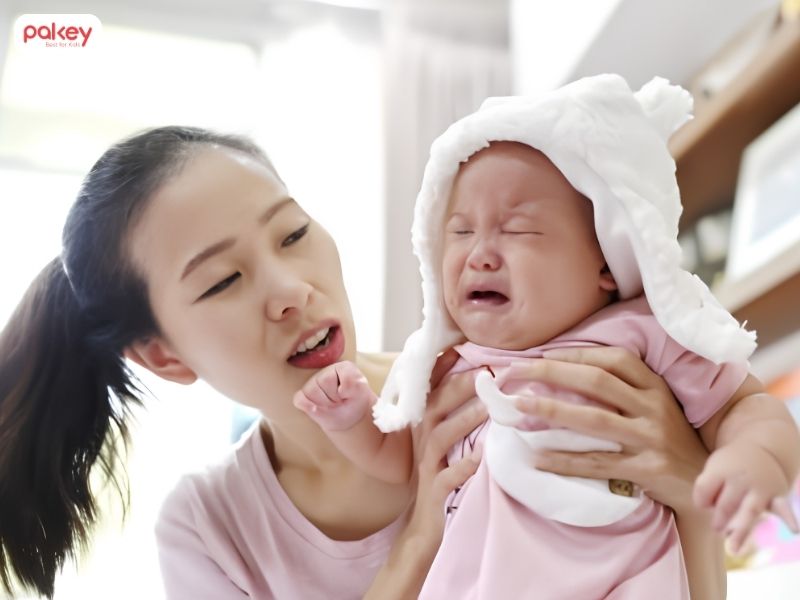5 rủi ro nguy hiểm vừa bế trẻ vừa nấu ăn ba mẹ thường bỏ qua 9 5 rủi ro nguy hiểm vừa bế trẻ vừa nấu ăn ba mẹ thường bỏ qua