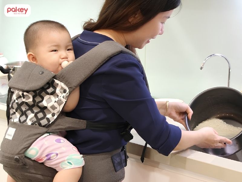 5 rủi ro nguy hiểm vừa bế trẻ vừa nấu ăn ba mẹ thường bỏ qua 11 5 rủi ro nguy hiểm vừa bế trẻ vừa nấu ăn ba mẹ thường bỏ qua