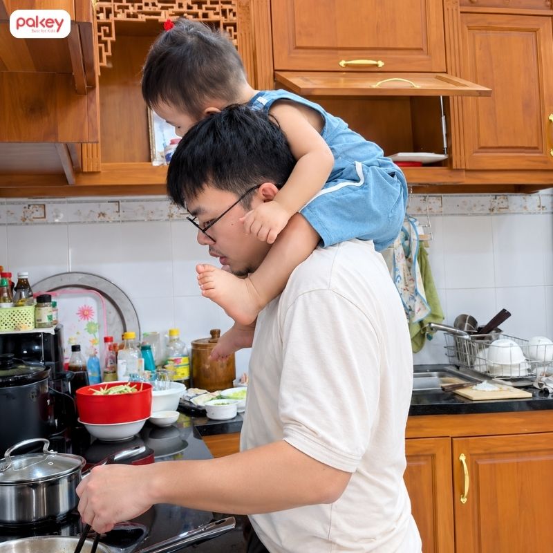 5 rủi ro nguy hiểm vừa bế trẻ vừa nấu ăn ba mẹ thường bỏ qua 8 5 rủi ro nguy hiểm vừa bế trẻ vừa nấu ăn ba mẹ thường bỏ qua