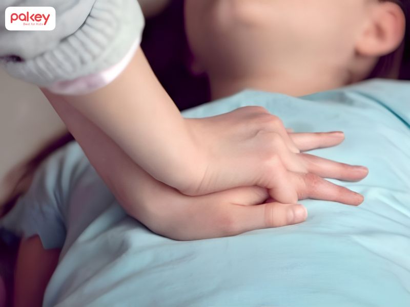 Bé bị điện giật do đâu? Dấu hiệu nguy hiểm và cách phòng tránh 11 Kiểm tra hô hấp và thực hiện hồi sức nếu cần