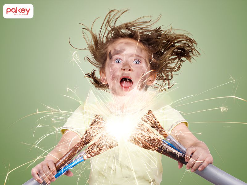 Bé bị điện giật do đâu? Dấu hiệu nguy hiểm và cách phòng tránh 8 Bé bị điện giật do đâu? Dấu hiệu nguy hiểm và cách phòng tránh