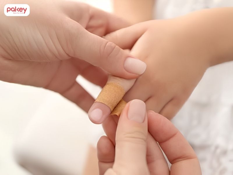 Trẻ bị đứt tay phải làm sao? Cách xử lý và cầm máu